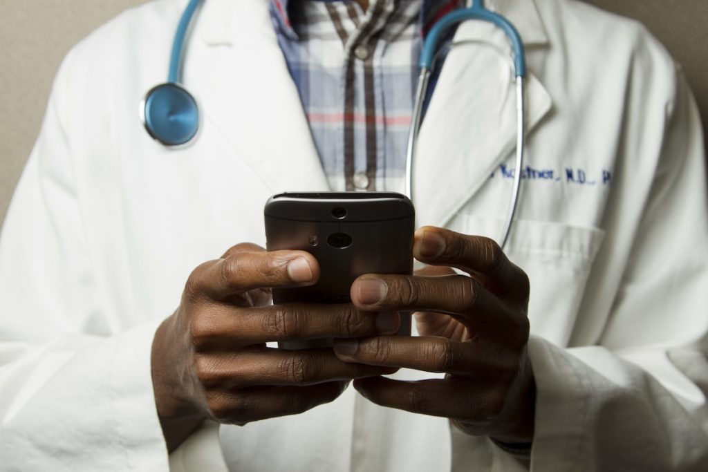 Profesional de la salud usando tecnología digital e informática médica
