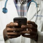 Profesional de la salud usando tecnología digital e informática médica